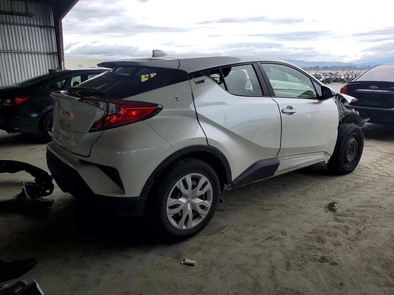 2019 Toyota C-Hr Le - zdjęcie 3