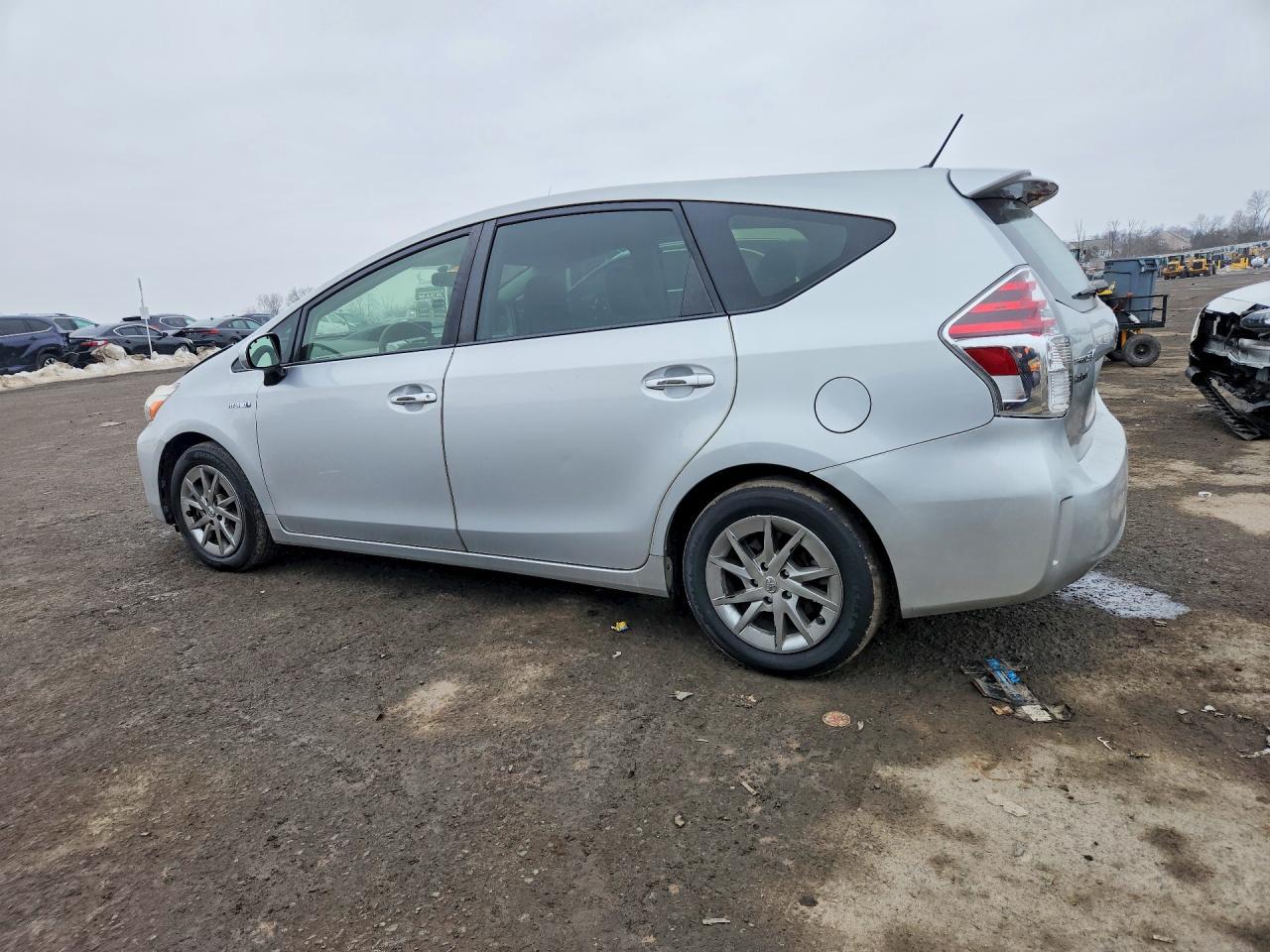 2015 Toyota Prius V - zdjęcie 2