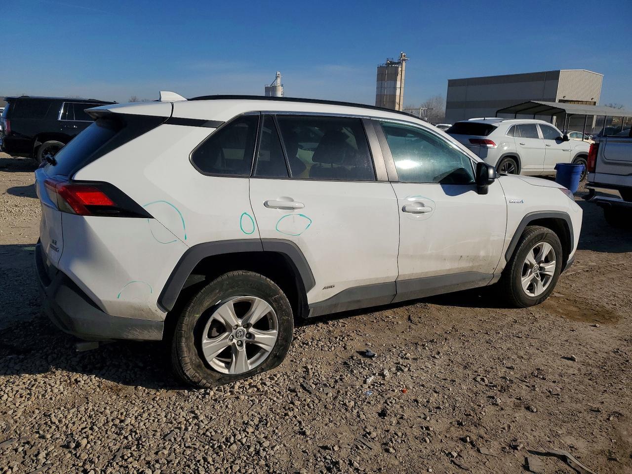 2021 Toyota Rav4 Hybrid Le - zdjęcie 3