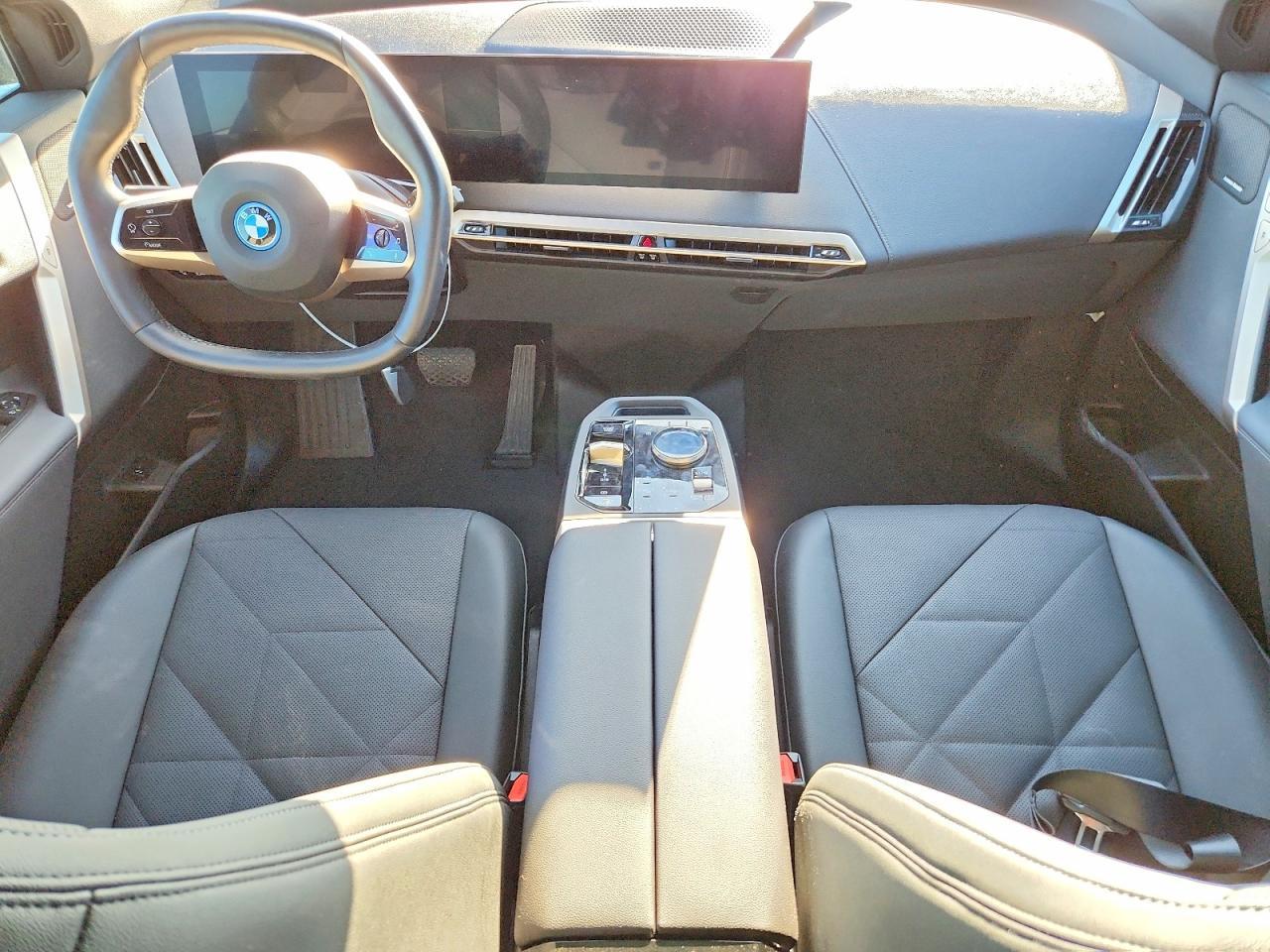 2025 BMW Ix xDrive50 - zdjęcie 8