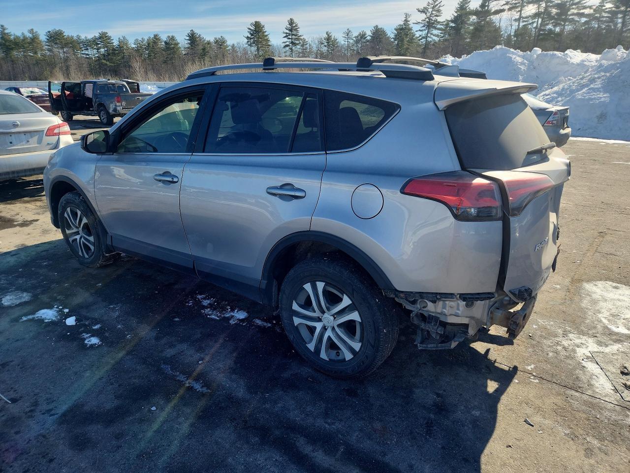 2017 Toyota Rav4 Le - zdjęcie 2