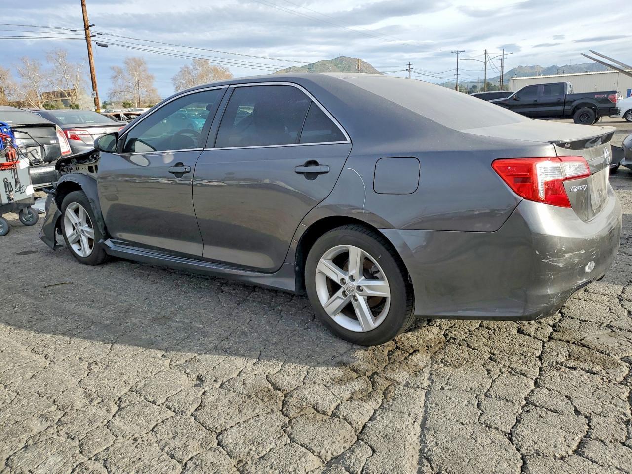2014 Toyota Camry L - zdjęcie 2
