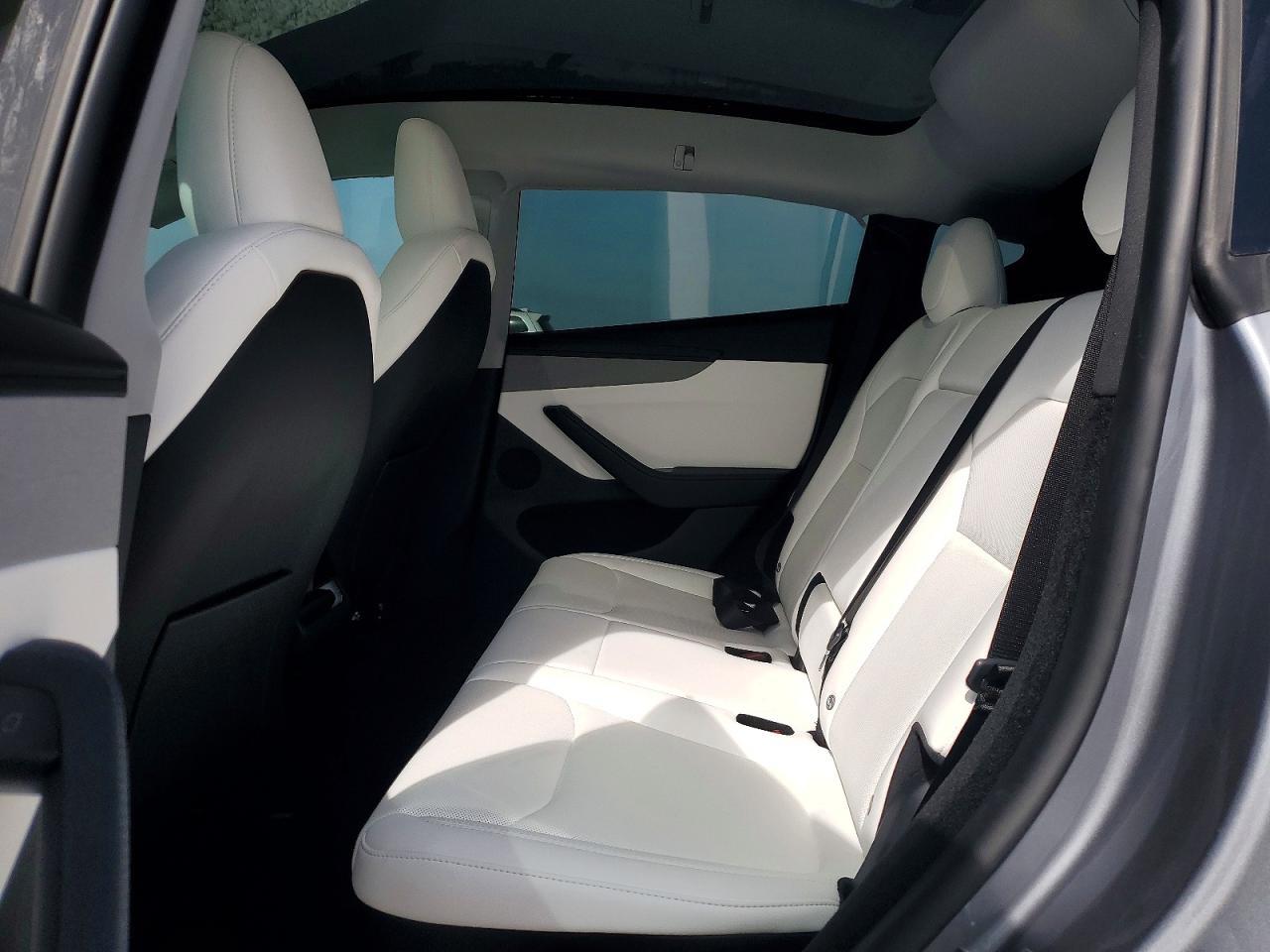 2026 Tesla Model Y - zdjęcie 10