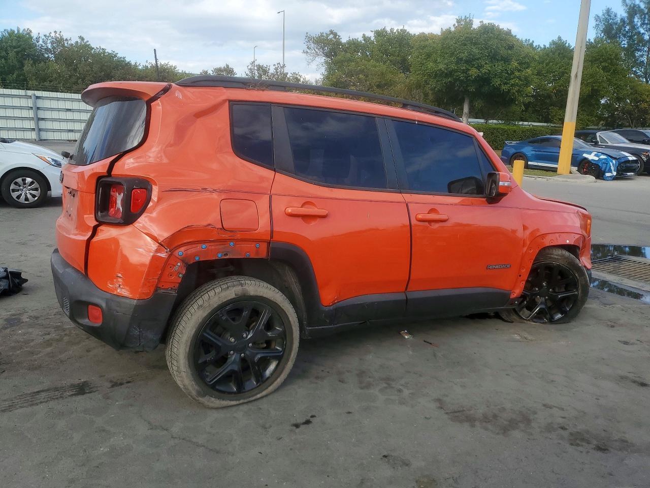 2017 Jeep Renegade Latitude - zdjęcie 3