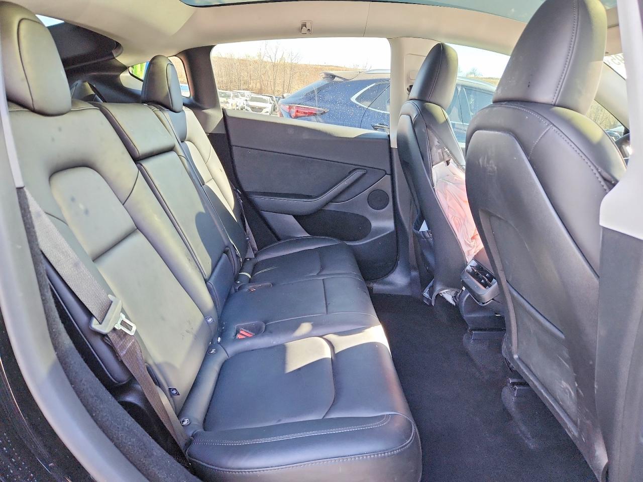 2025 Tesla Model Y - zdjęcie 11