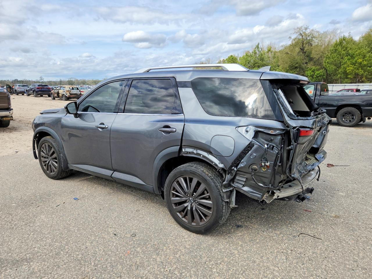 2022 Nissan Pathfinder Sl - zdjęcie 2