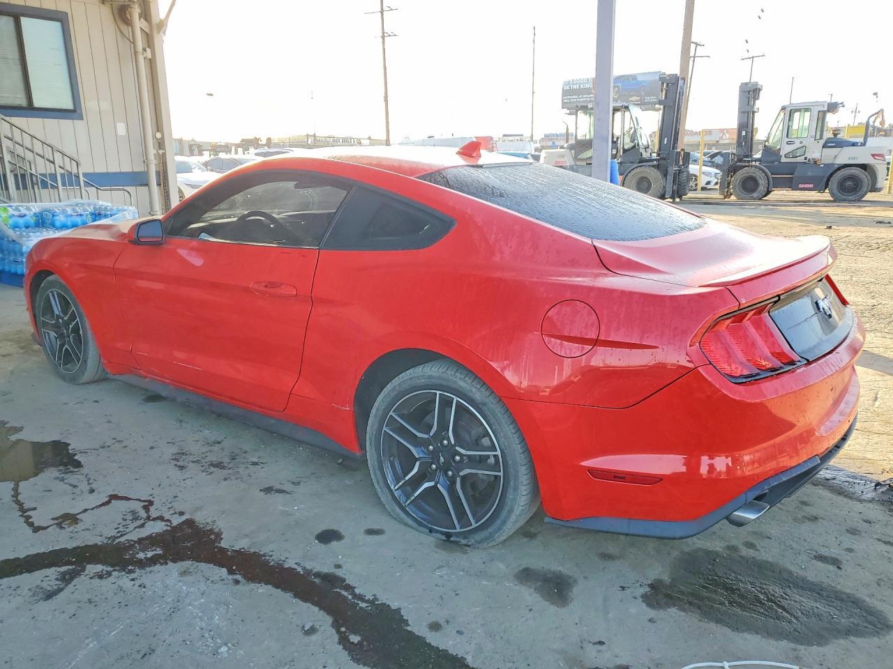 2021 Ford Mustang - zdjęcie 2