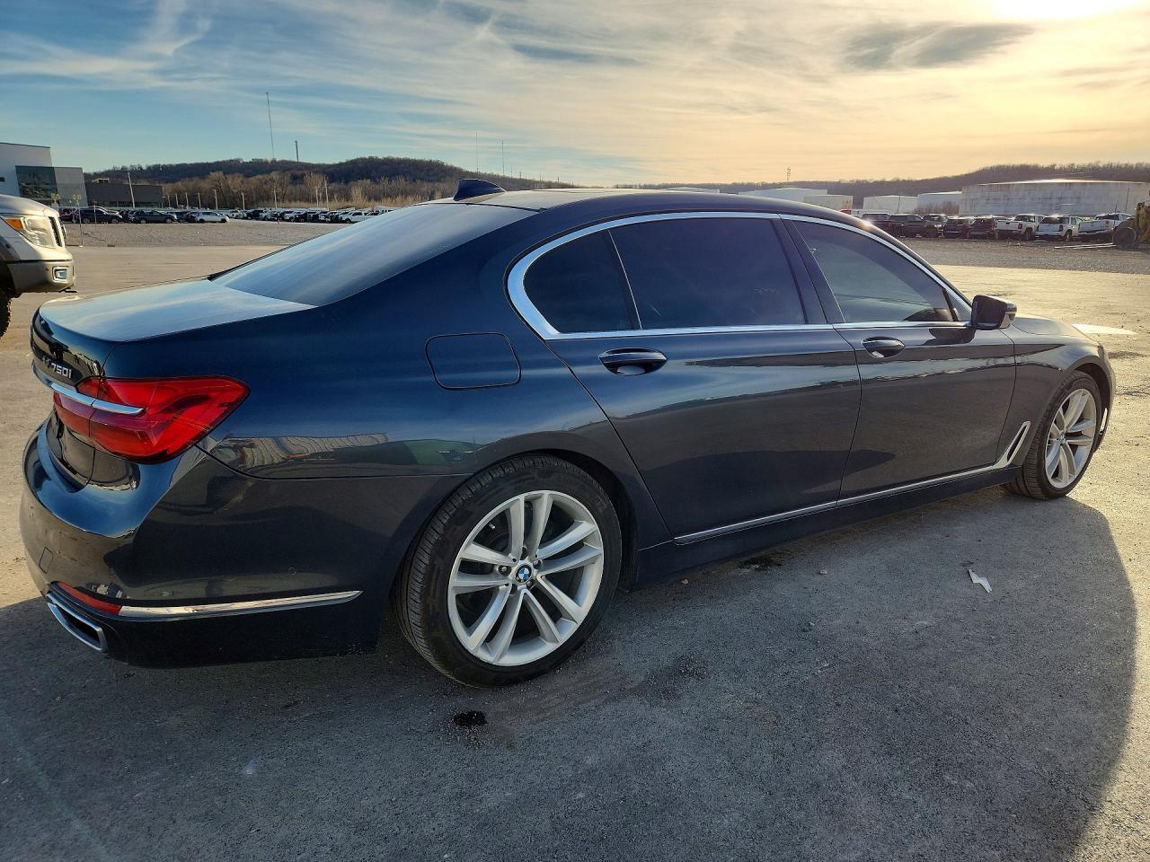 2016 BMW 750 I - zdjęcie 3