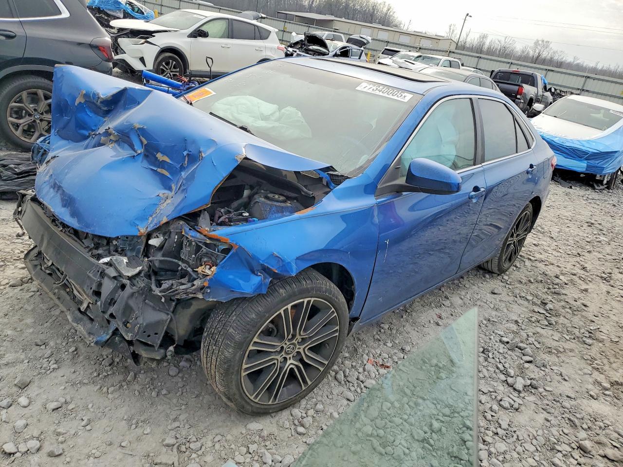 2016 Toyota Camry Le - zdjęcie główne