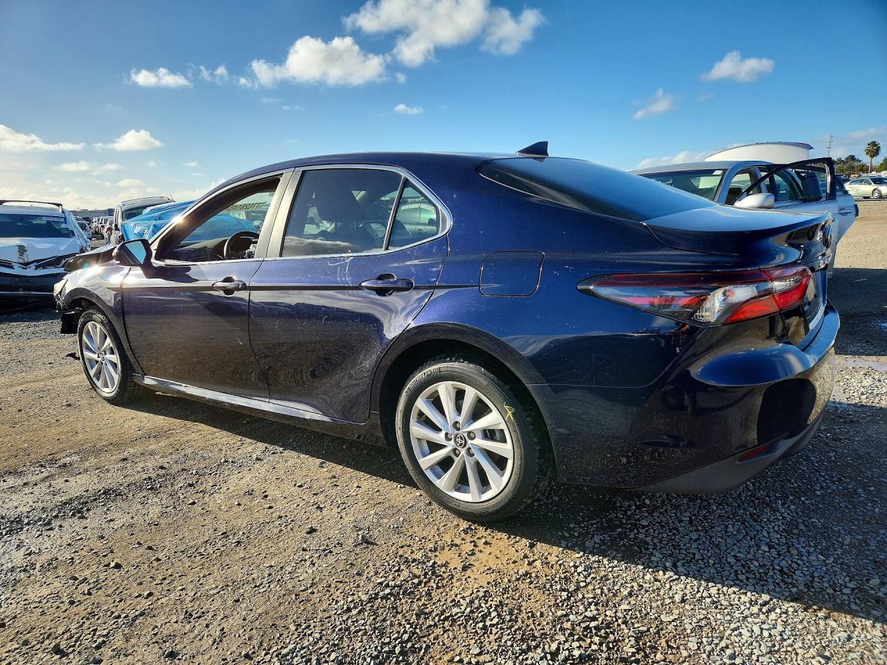 2022 Toyota Camry Le - zdjęcie 2