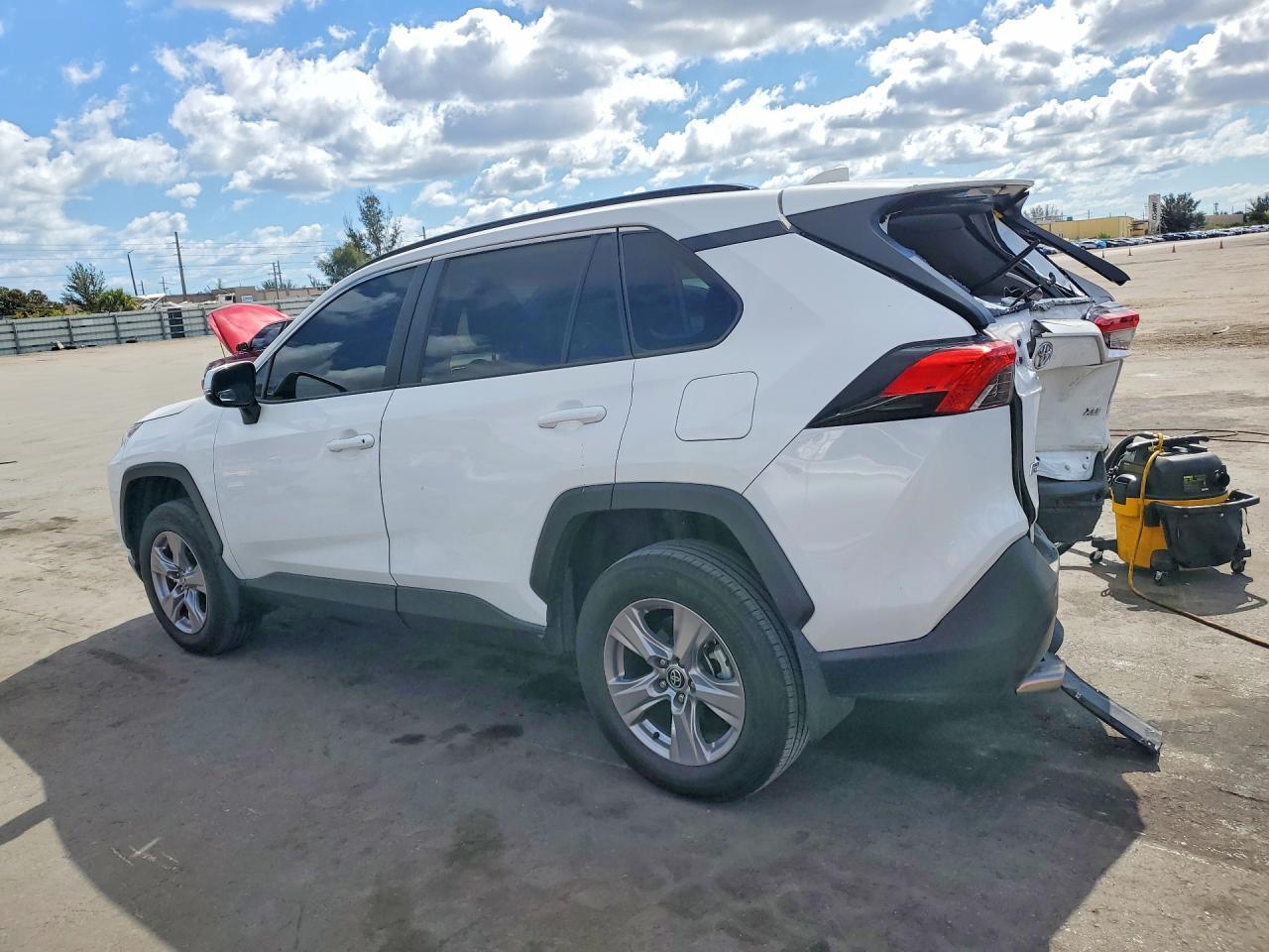 2024 Toyota Rav4 Xle - zdjęcie 2