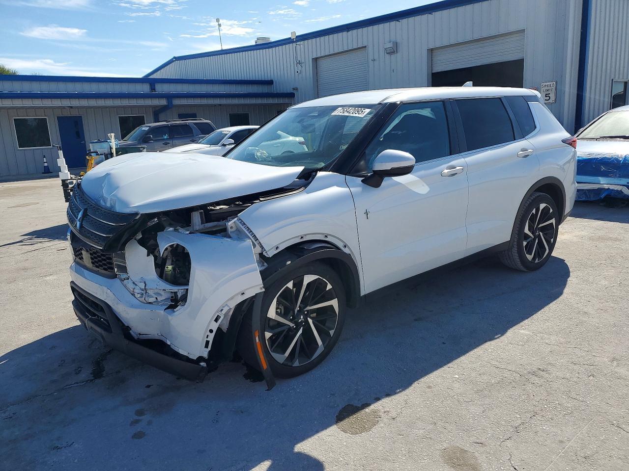 2022 Mitsubishi Outlander Es - zdjęcie główne