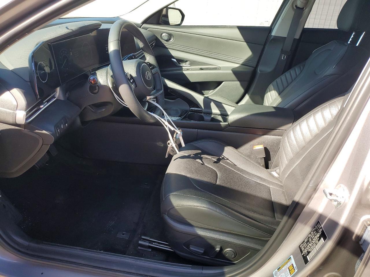 2025 Hyundai Elantra Limited - zdjęcie 7