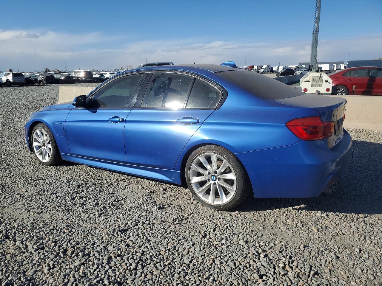 2016 BMW 330E - zdjęcie 2