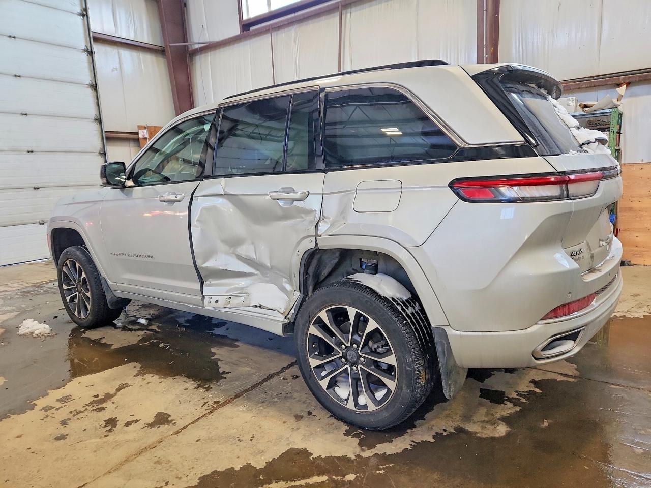 2023 Jeep Grand Cherokee Overland - zdjęcie 2