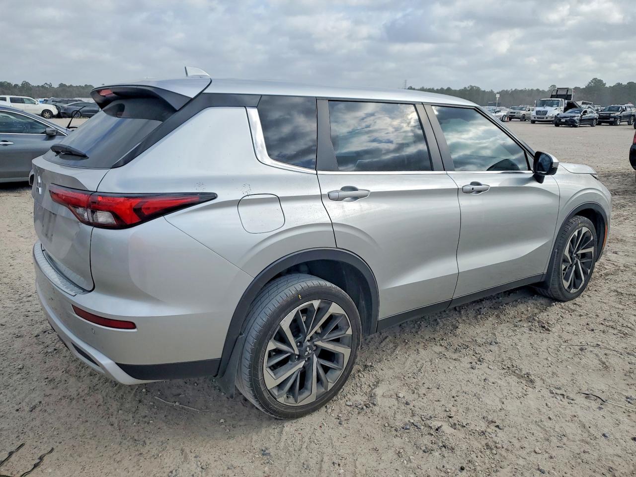2022 Mitsubishi Outlander Se - zdjęcie 3