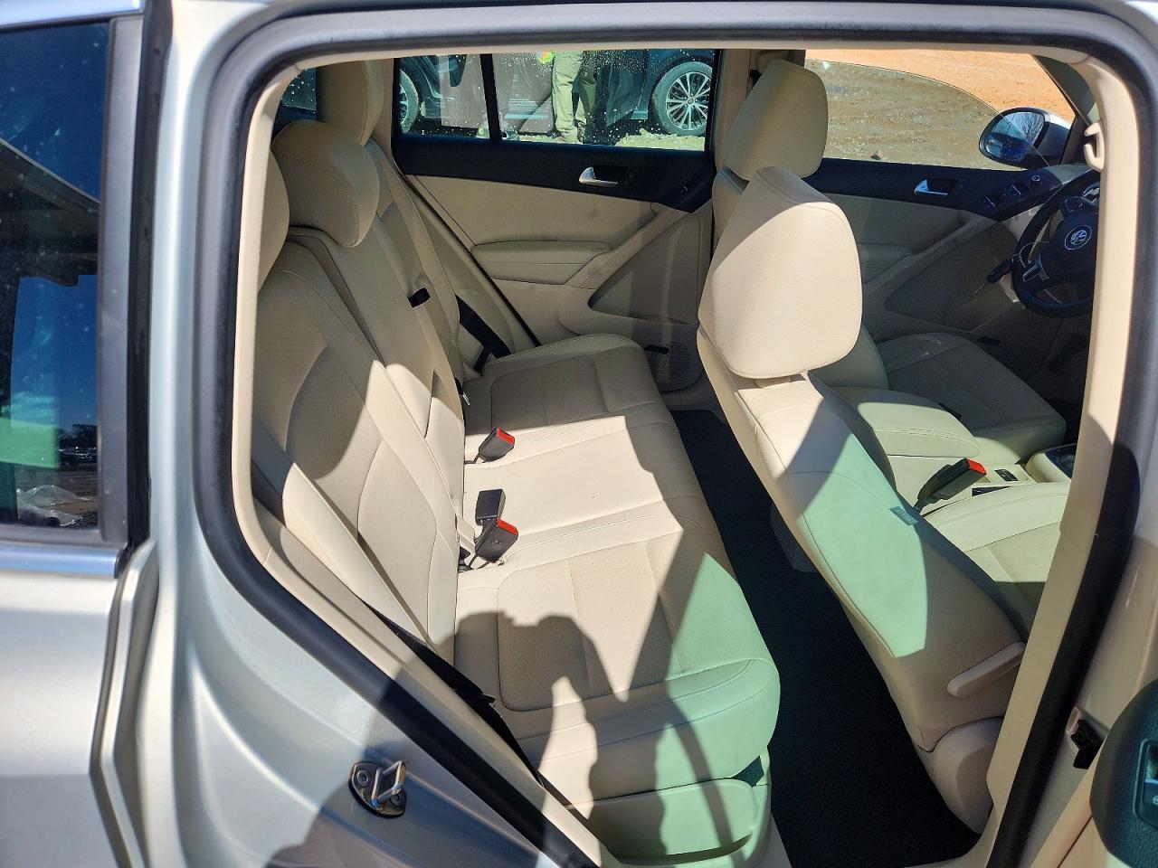 2014 Volkswagen Tiguan S - zdjęcie 11