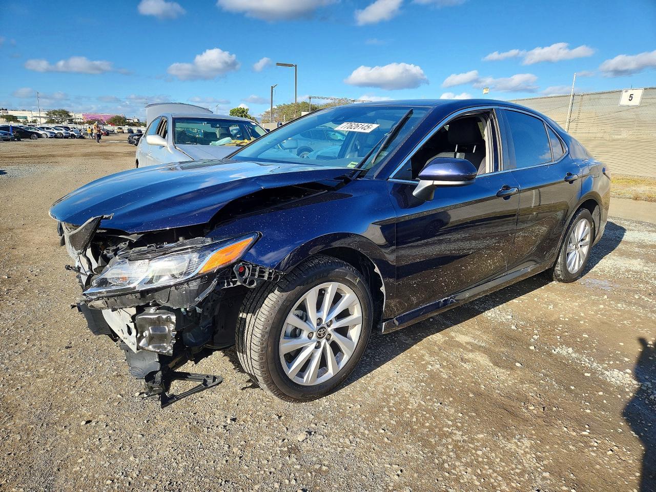 2022 Toyota Camry Le - zdjęcie główne