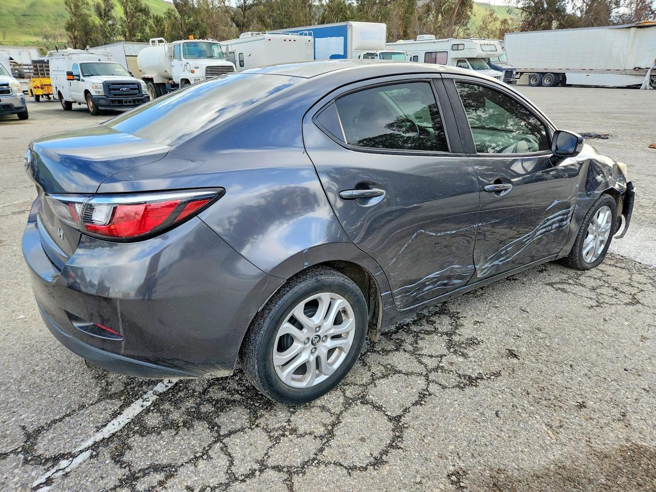 2017 Toyota Yaris Ia Base - zdjęcie 3