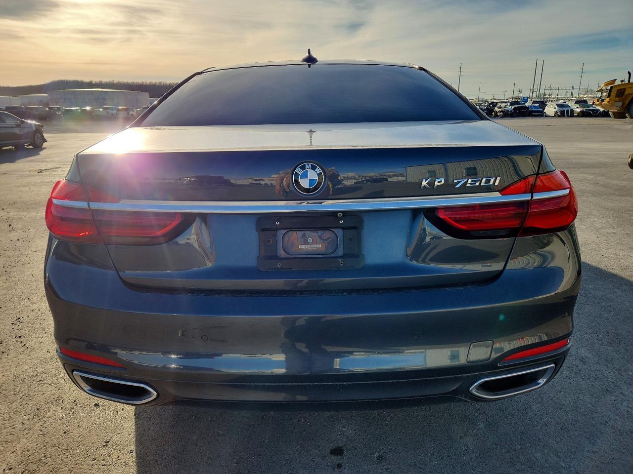 2016 BMW 750 I - zdjęcie 6