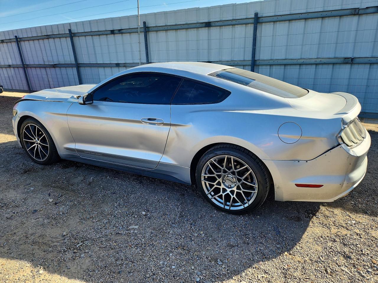2015 Ford Mustang - zdjęcie 2