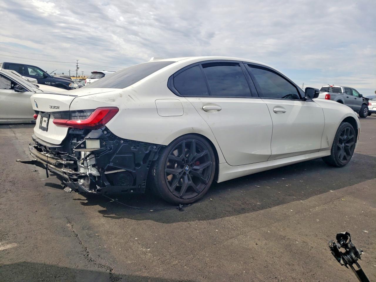 2025 BMW 330I - zdjęcie 3