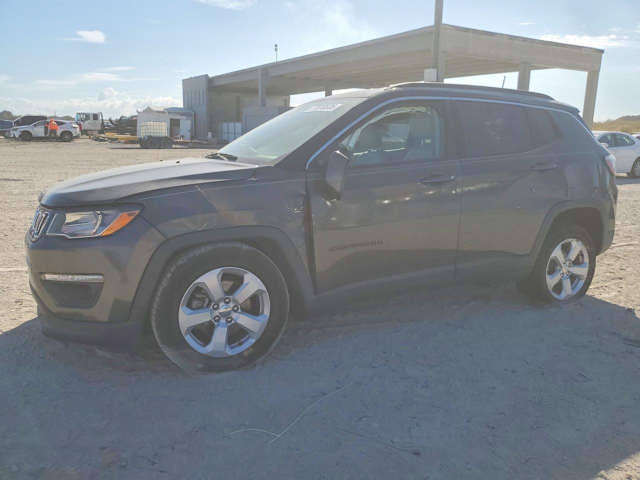2018 Jeep Compass Latitude - zdjęcie główne
