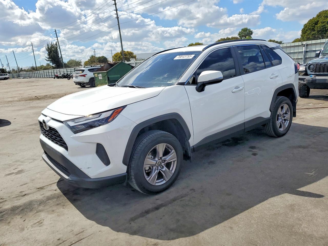 2024 Toyota Rav4 Xle - zdjęcie główne