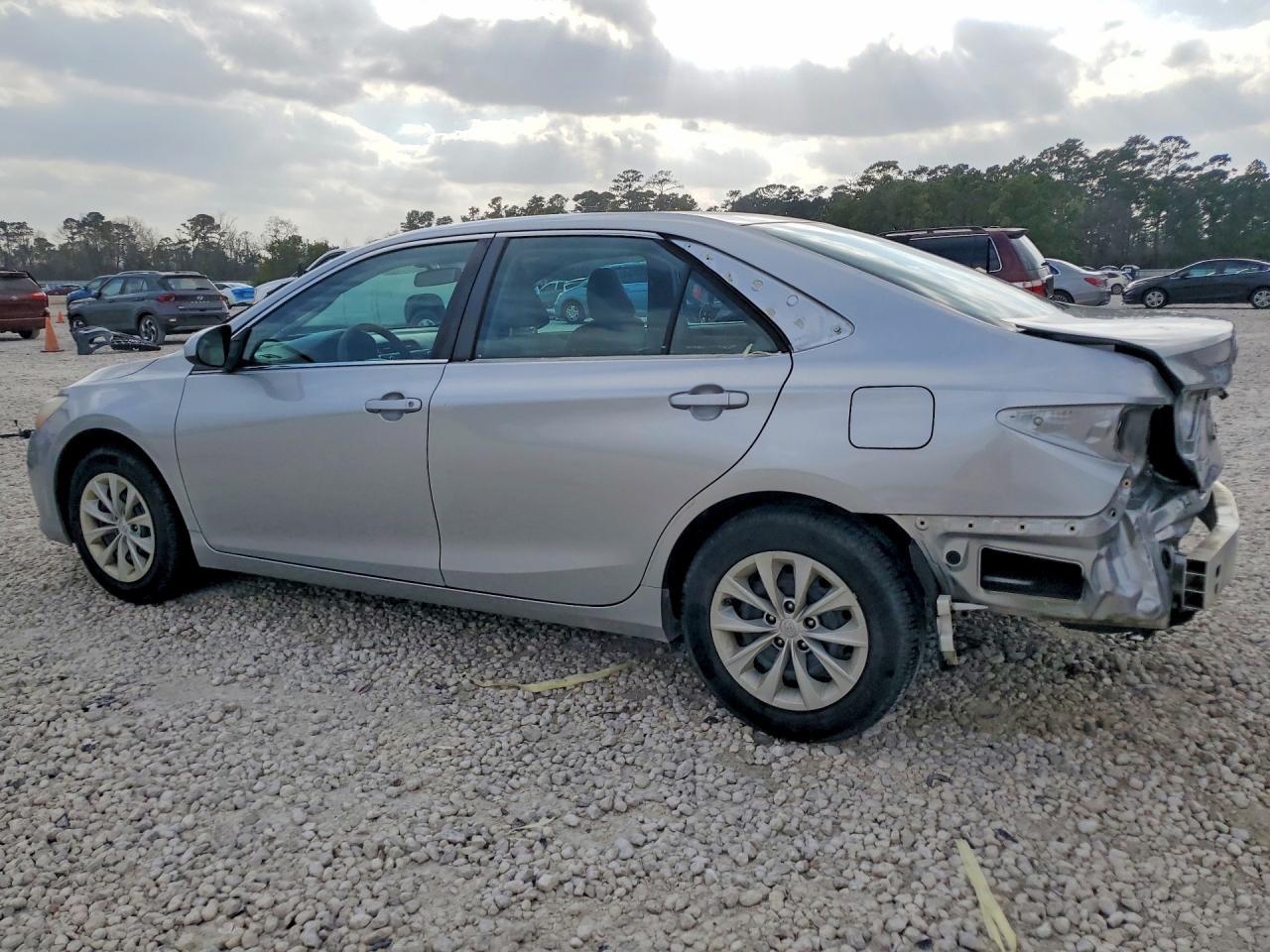 2017 Toyota Camry Le - zdjęcie 2
