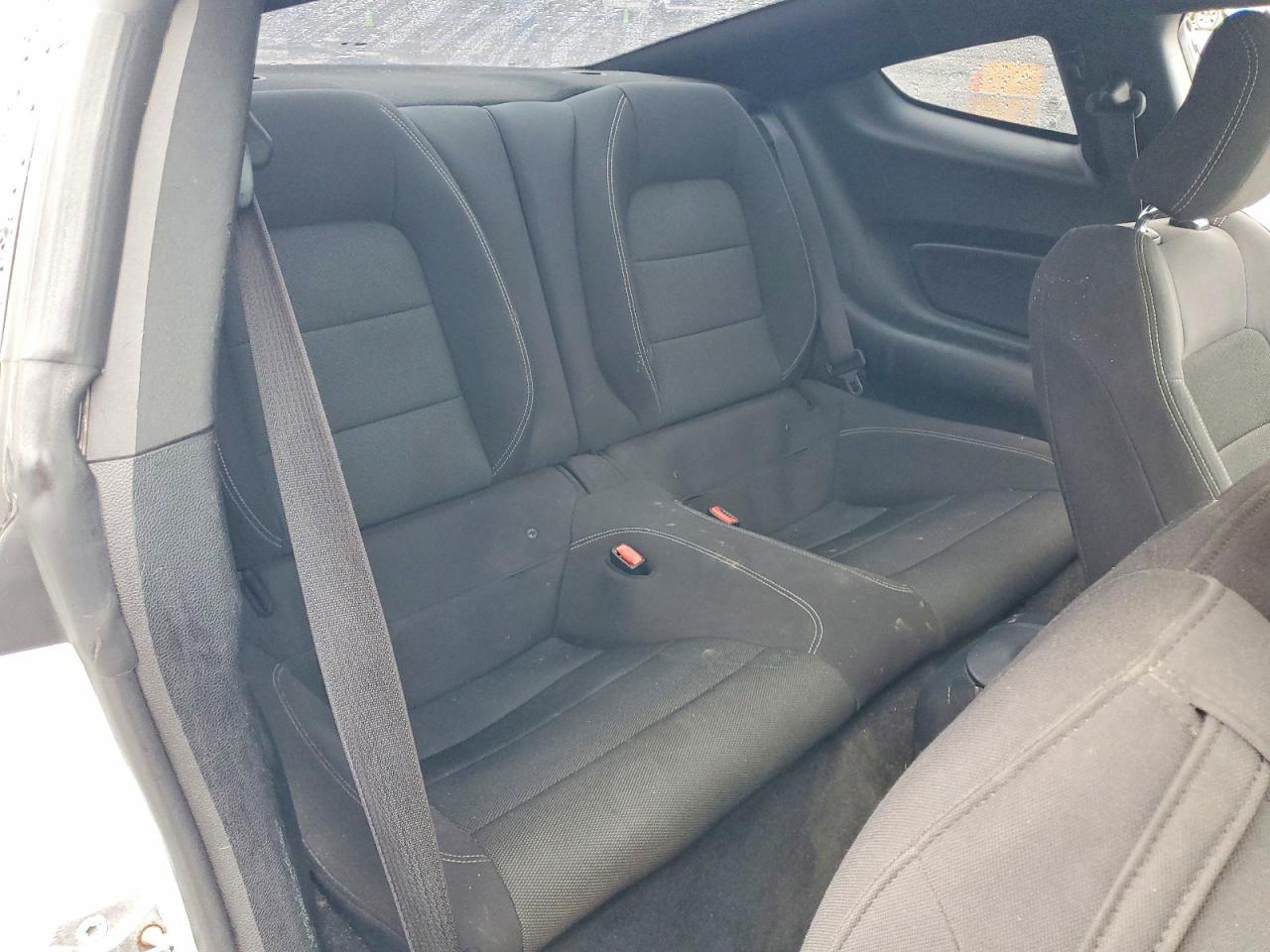 2015 Ford Mustang - zdjęcie 10