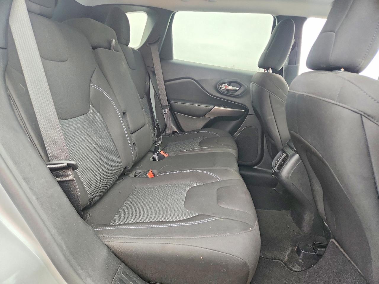 2020 Jeep Cherokee Latitude - zdjęcie 10