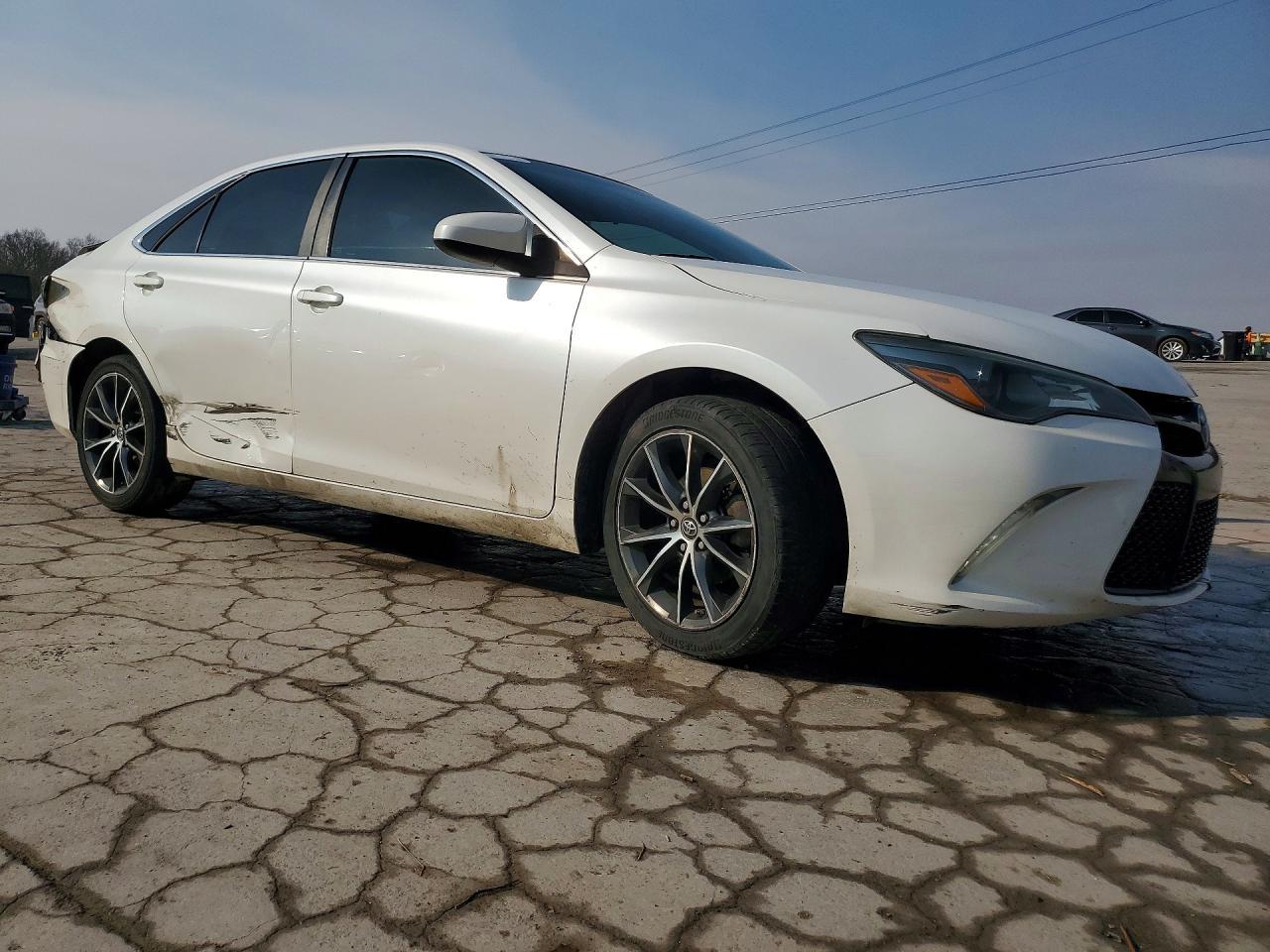 2016 Toyota Camry Le - zdjęcie 4