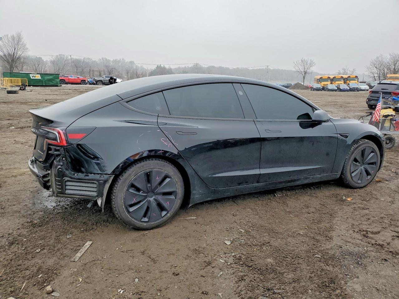 2025 Tesla Model 3 - zdjęcie główne