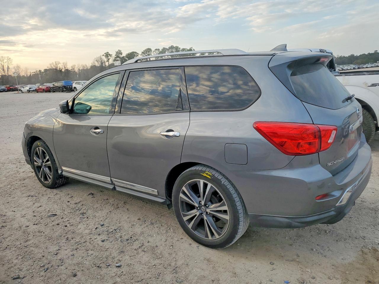 2020 Nissan Pathfinder Platinum - zdjęcie 2