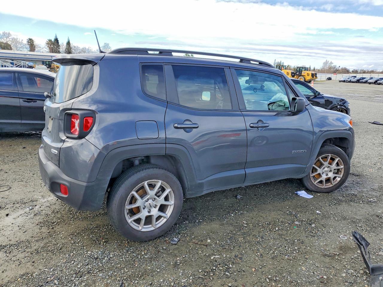 2022 Jeep Renegade Latitude - zdjęcie 3