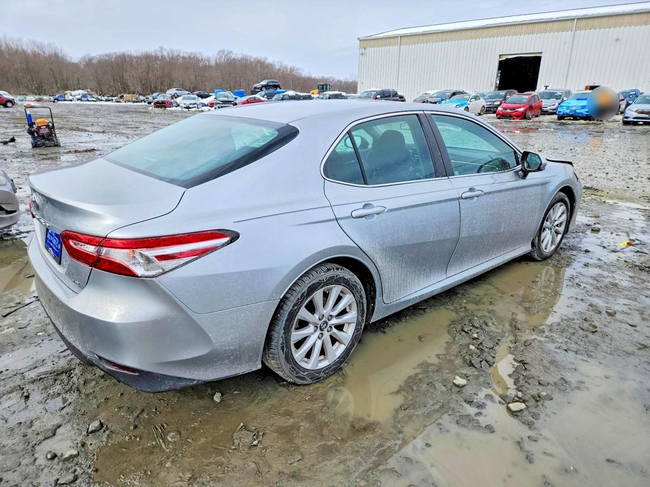 2018 Toyota Camry Le - zdjęcie 3