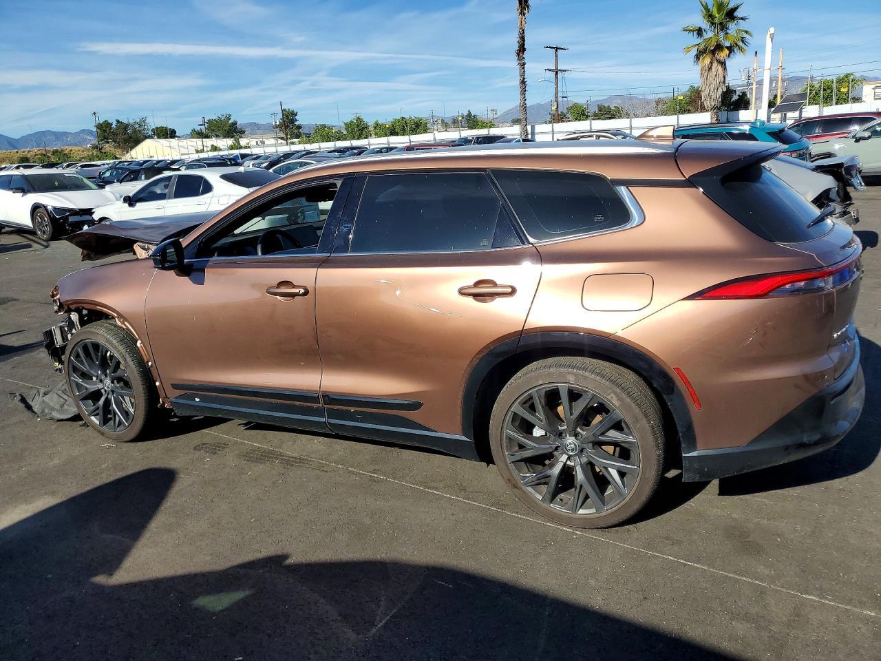 2025 Toyota Crown Signia Limited - zdjęcie 2