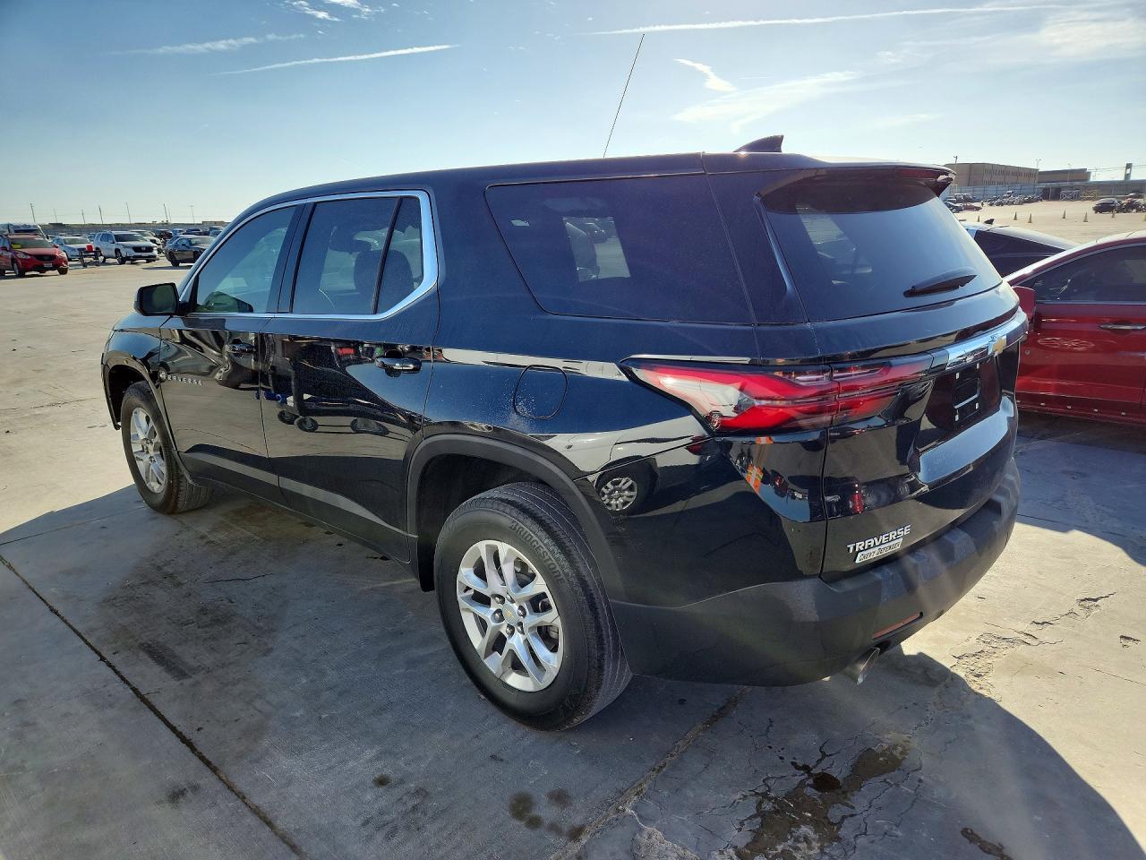 2023 Chevrolet Traverse Ls - zdjęcie 2