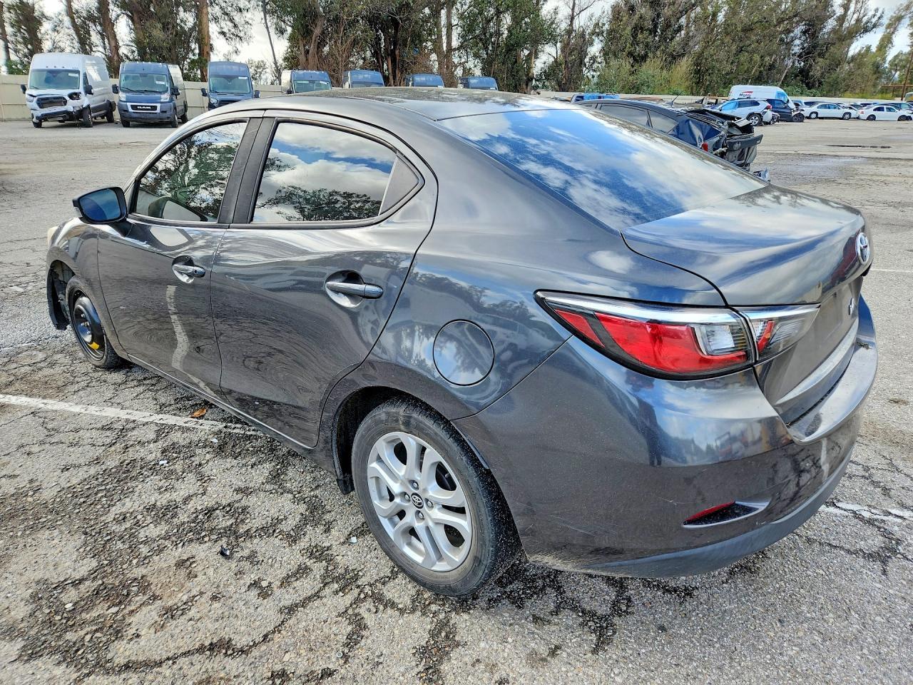 2017 Toyota Yaris Ia Base - zdjęcie 2