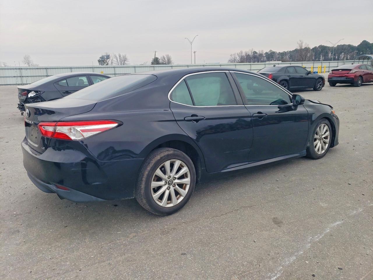 2018 Toyota Camry Le - zdjęcie 3