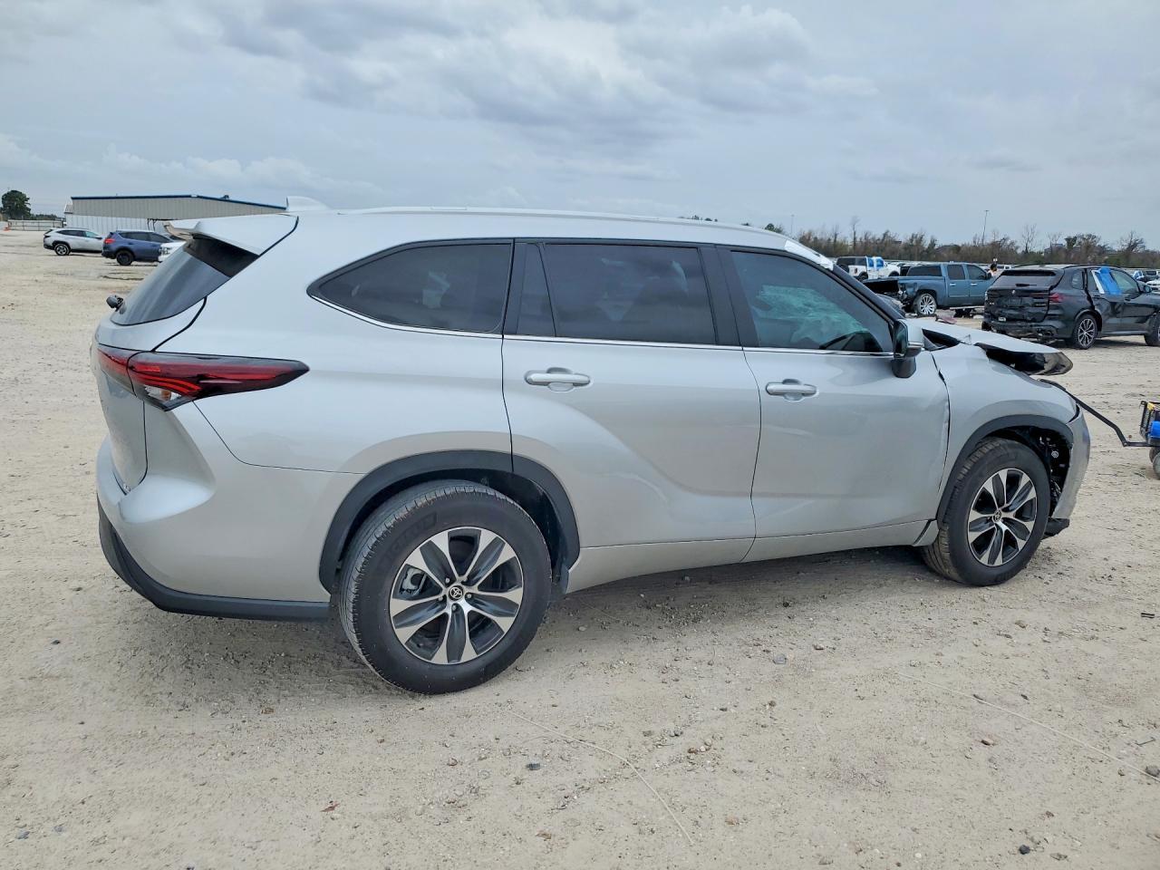 2025 Toyota Highlander Le - zdjęcie 3