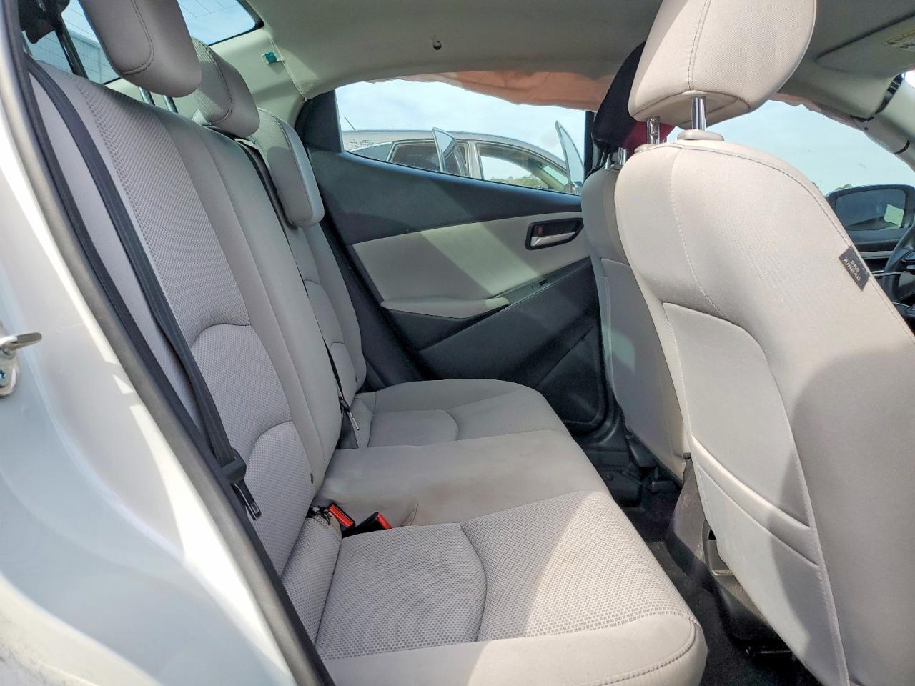 2019 Toyota Yaris L - zdjęcie 10