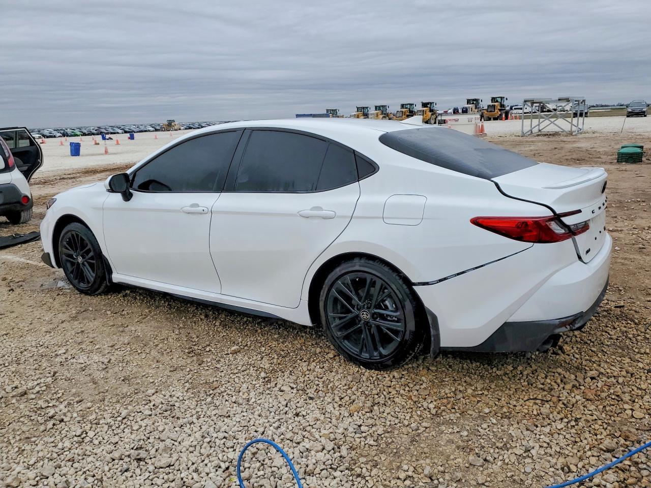 2026 Toyota Camry Se - zdjęcie 2