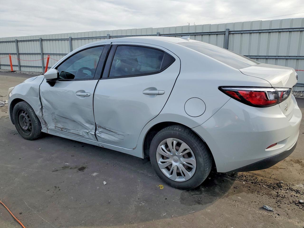 2019 Toyota Yaris L - zdjęcie 2