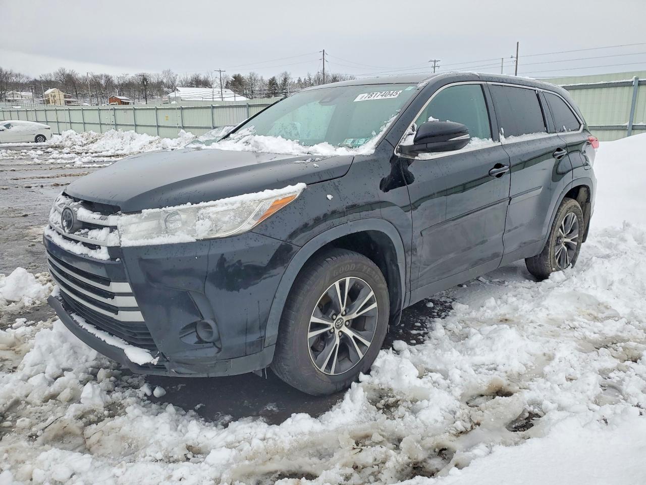 2019 Toyota Highlander Le - zdjęcie główne