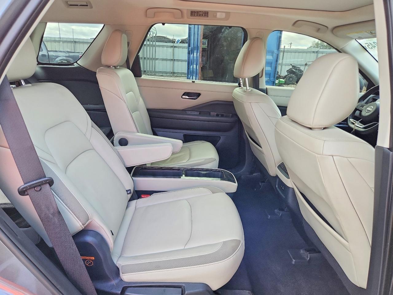 2022 Nissan Pathfinder Sl - zdjęcie 11