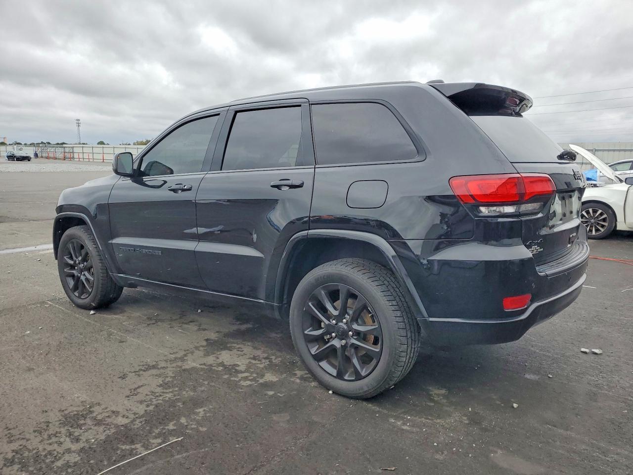 2021 Jeep Grand Cherokee Laredo - zdjęcie 2