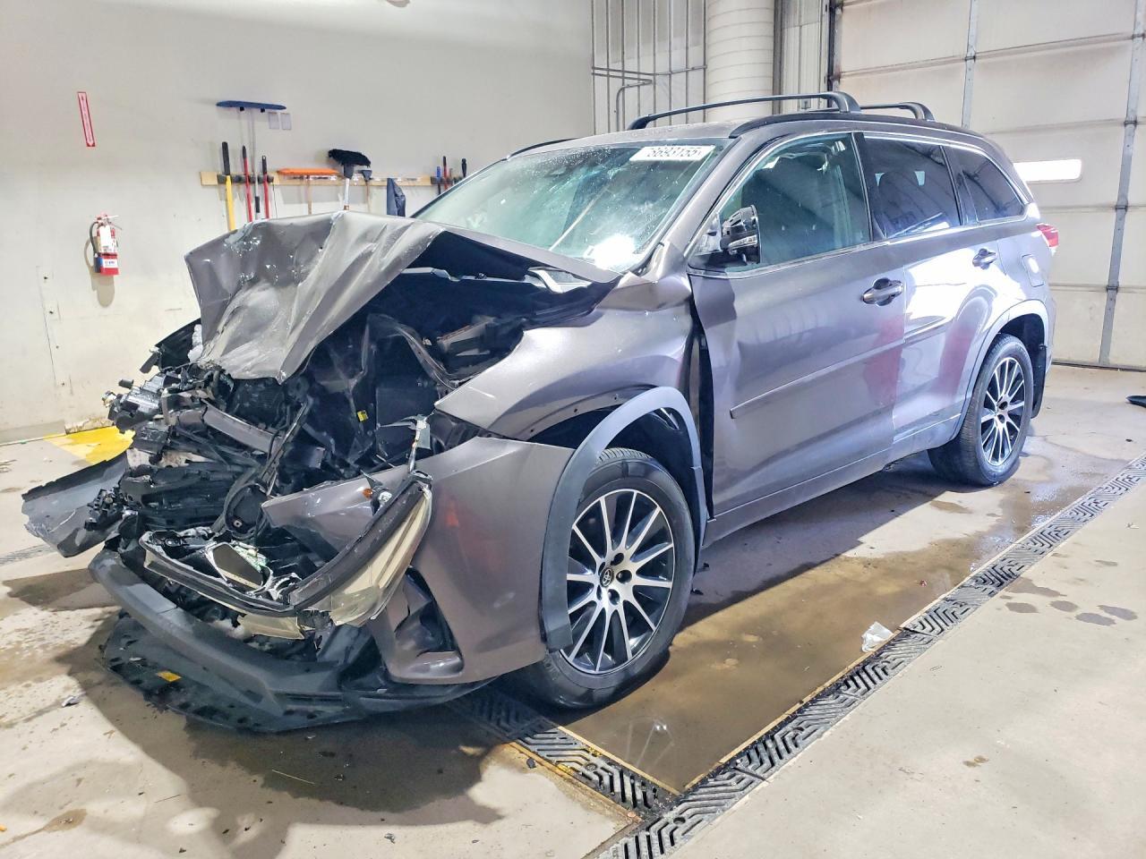 2017 Toyota Highlander Se - zdjęcie główne