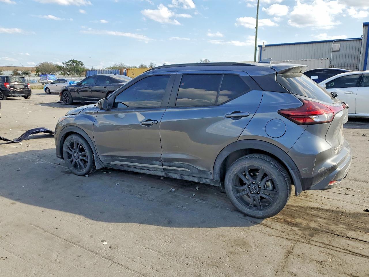 2024 Nissan Kicks Sr - zdjęcie 2