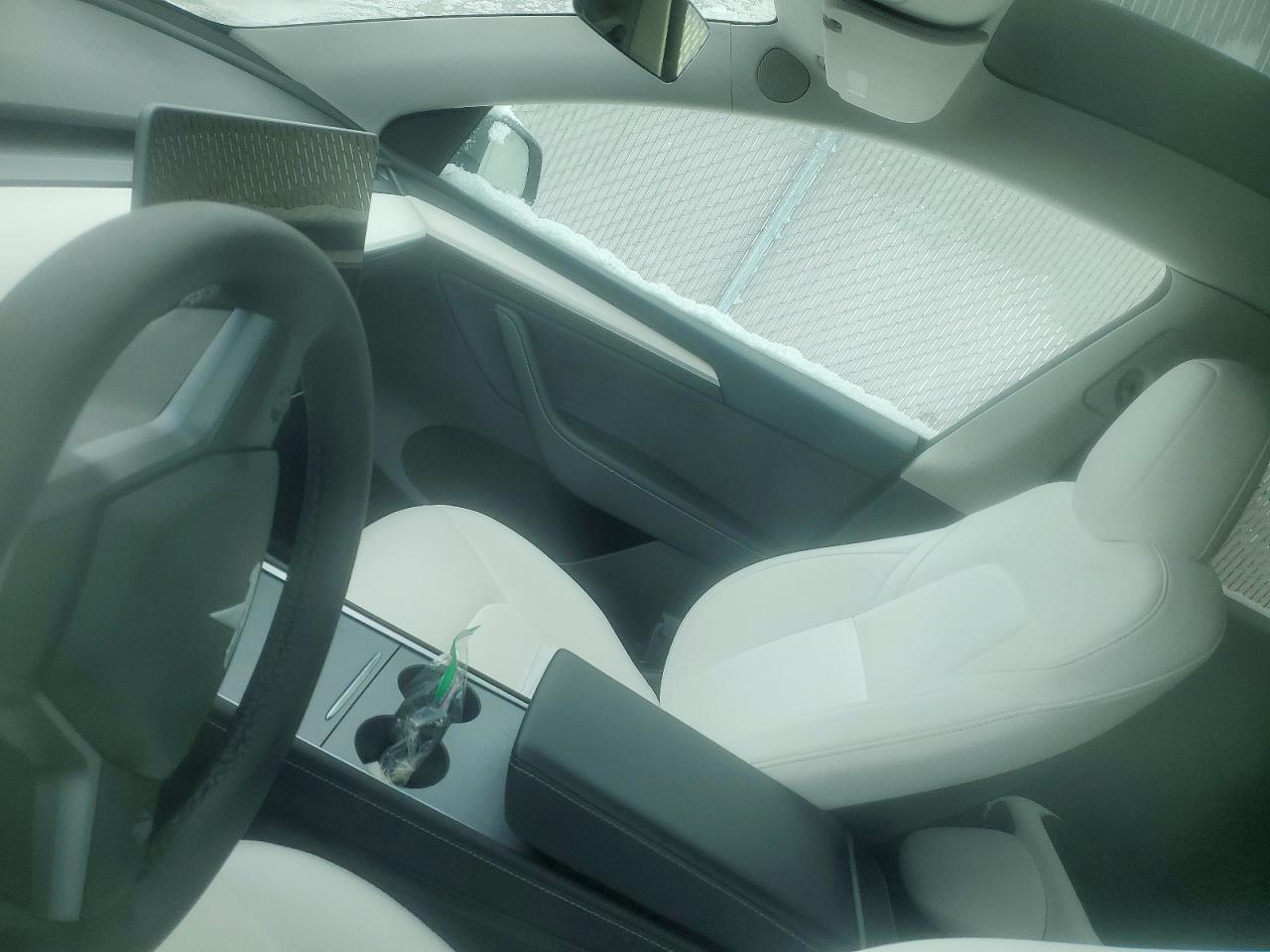 2024 Tesla Model Y - zdjęcie 9